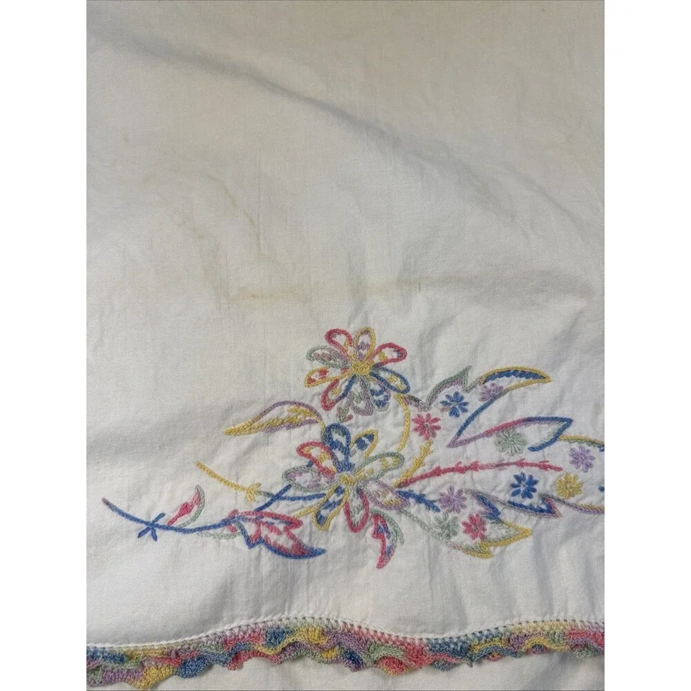 Embroidered Floral Pillowcase Set 2 Crochet Scalloped Edges Vintage Read